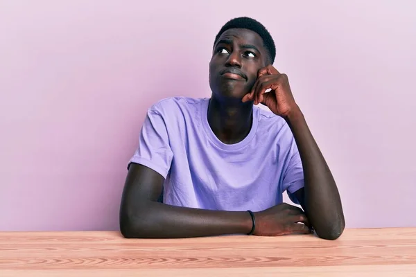 Νεαρός Αφροαμερικάνος Που Φοράει Καθημερινά Ρούχα Κάθεται Στο Τραπέζι Σοβαρό — Φωτογραφία Αρχείου
