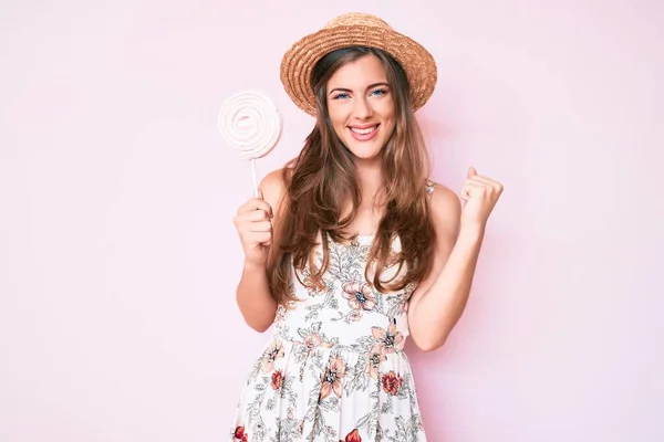 Bella Giovane Donna Caucasica Indossa Cappello Estivo Lecca Lecca Urlando — Foto Stock