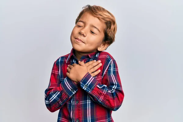 Schattig Latijn Kind Met Casual Kleding Lachend Met Handen Borst — Stockfoto