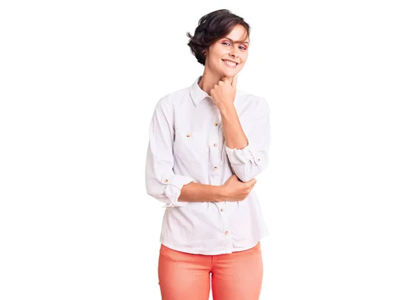 Vacker Ung Kvinna Med Kort Hår Bär Elegant Vit Skjorta — Stockfoto