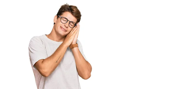 Bonito Homem Caucasiano Vestindo Roupas Casuais Óculos Dormindo Cansado Sonhando — Fotografia de Stock