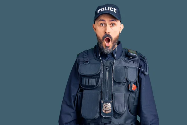 Jovem Homem Bonito Vestindo Uniforme Policial Com Medo Chocado Com — Fotografia de Stock