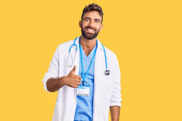 Junger Hispanischer Mann Arztuniform Und Stethoskop Der Mit Der Hand — Stockfoto