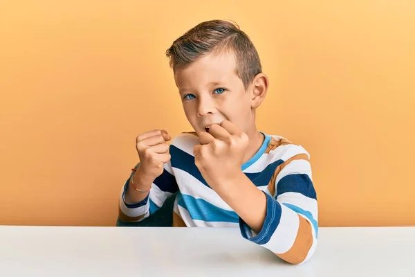 Bedårande Kaukasiska Unge Bär Casual Kläder Sitter Bordet Firar Förvånad — Stockfoto