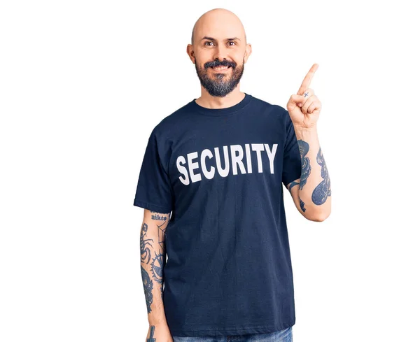 Jovem Bonitão Vestindo Camisa Segurança Com Grande Sorriso Rosto Apontando — Fotografia de Stock