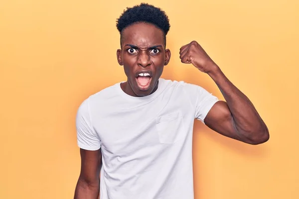 Genç Afro Amerikan Bir Adam Günlük Kıyafetler Giyiyor Kızgın Kızgın — Stok fotoğraf