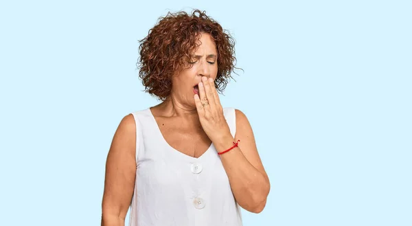 Mooie Middelbare Leeftijd Volwassen Vrouw Dragen Casual Wit Shirt Verveeld — Stockfoto