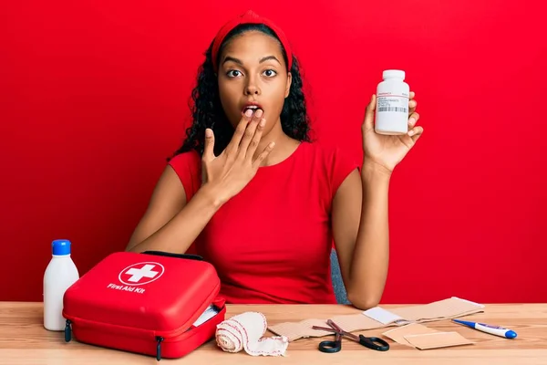 Jovem Afro Americana Segurando Pílulas Sentadas Mesa Com Kit Primeiros — Fotografia de Stock
