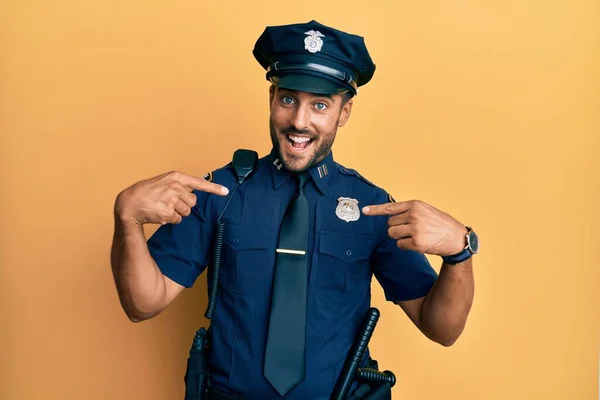 Snygg Hispanic Man Klädd Polis Uniform Ser Säker Med Leende — Stockfoto