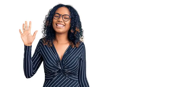 Junge Afrikanisch Amerikanische Frau Trägt Lässige Kleidung Und Brille Und — Stockfoto