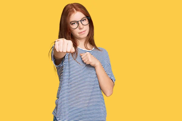 Joven Leer Cabeza Mujer Usando Ropa Casual Gafas Puñetazos Puño — Foto de Stock