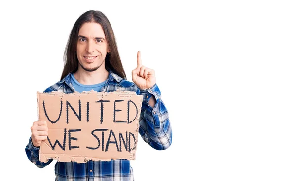 Junger Erwachsener Mann Mit Langen Haaren Vereint Stehen Wir Banner — Stockfoto