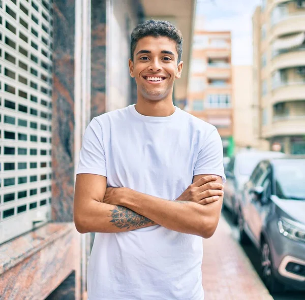 Jovem Latino Sorrindo Feliz Andando Cidade — Fotografia de Stock