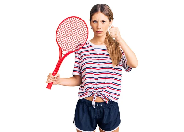 Hermosa Mujer Caucásica Con Pelo Rubio Jugando Tenis Sosteniendo Raqueta — Foto de Stock