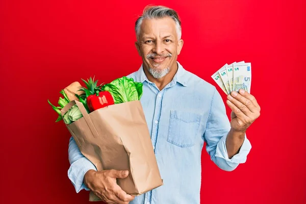 Hombre Pelo Gris Mediana Edad Sosteniendo Comestibles Billetes Euros Sonriendo —  Fotos de Stock