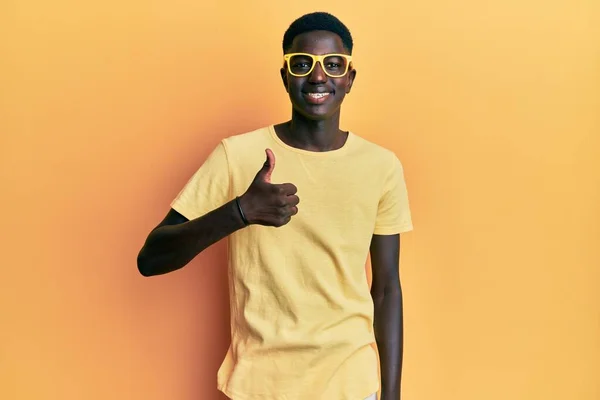 Ung Afrikansk Amerikan Vardagskläder Och Glasögon Som Gör Glada Tummar — Stockfoto