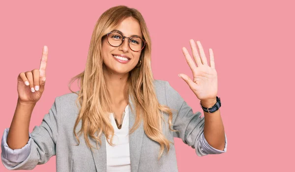 Bella Bionda Giovane Donna Che Indossa Abiti Lavoro Mostrando Indicando — Foto Stock