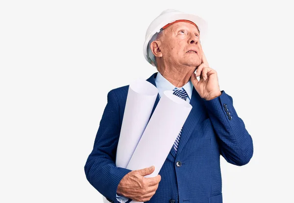 Senior Stilig Gråhårig Man Bär Arkitekt Hardhat Hålla Ritningar Allvarliga — Stockfoto