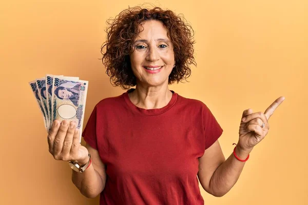 Hermosa Mujer Madura Mediana Edad Sosteniendo Billetes 5000 Yenes Japoneses —  Fotos de Stock