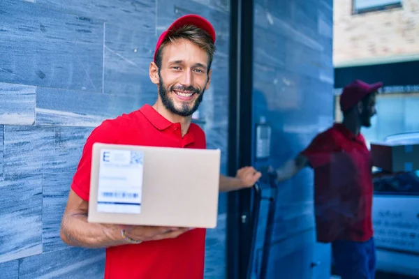 Homem Entrega Caucasiano Vestindo Uniforme Vermelho Entregando Parcela — Fotografia de Stock