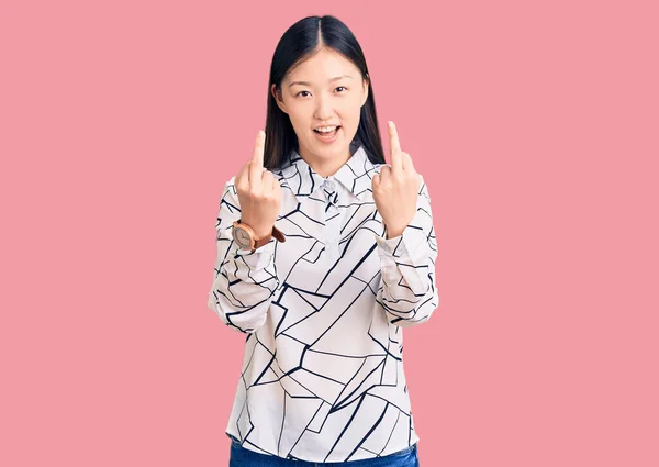 Молодая Красивая Китаянка Повседневной Рубашке Показывает Средний Палец Делает Трахнуть — стоковое фото