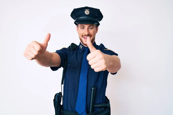 Jovem Caucasiano Vestindo Uniforme Policial Aprovando Fazer Gesto Positivo Com — Fotografia de Stock