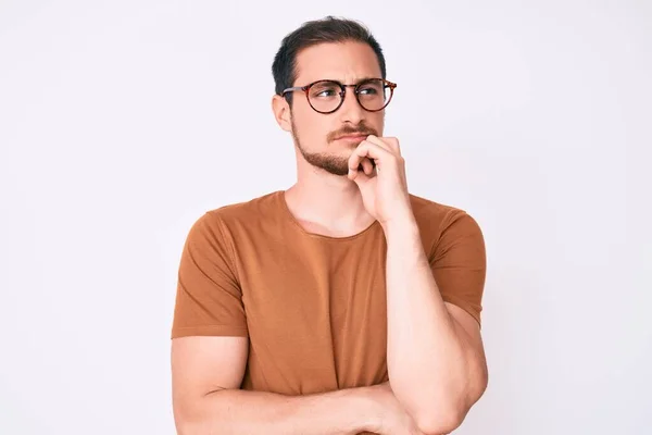 Joven Hombre Guapo Con Ropa Casual Gafas Cara Seria Pensando — Foto de Stock