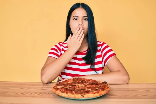 Fiatal Gyönyörű Ázsiai Lány Eszik Finom Pepperoni Pizza Fedő Száj — Stock Fotó