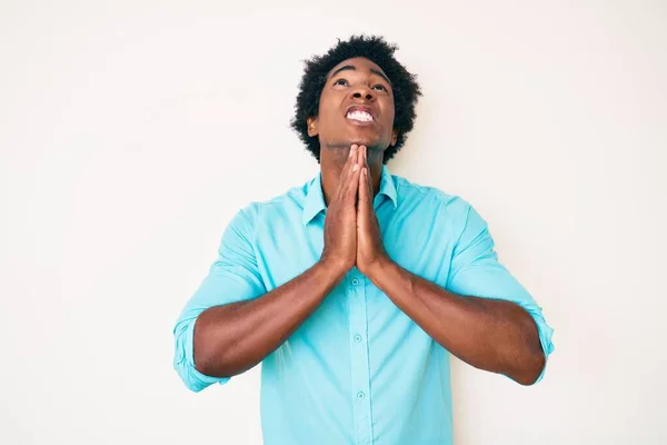 Jóképű Afro Amerikai Férfi Afro Hajjal Alkalmi Ruhában Könyörög Imádkozik — Stock Fotó
