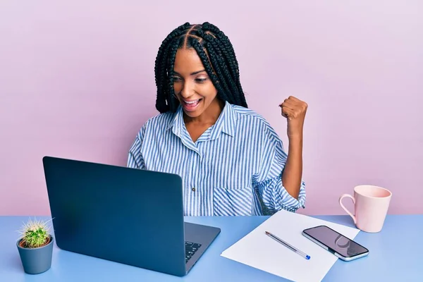 Hermosa Mujer Hispana Trabajando Oficina Con Laptop Gritando Orgullosa Celebrando —  Fotos de Stock