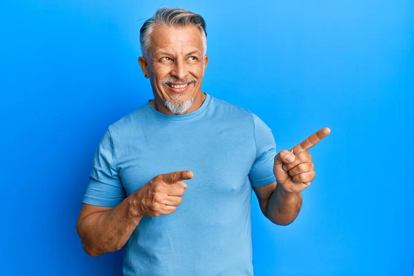 Hombre Pelo Gris Mediana Edad Vistiendo Ropa Casual Sonriendo Mirando — Foto de Stock