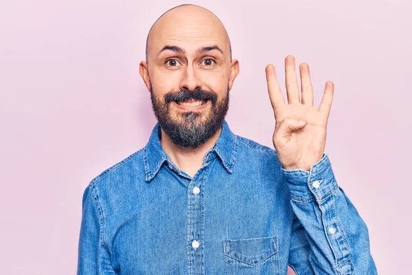 Jovem Homem Bonito Vestindo Roupas Casuais Mostrando Apontando Para Cima — Fotografia de Stock