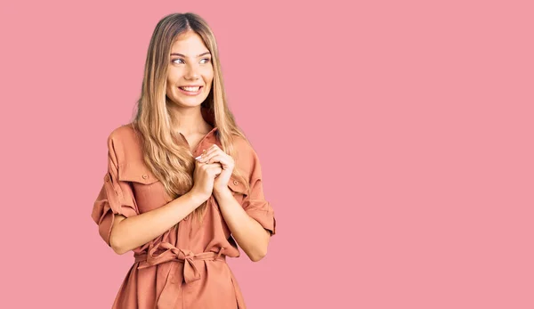 Schöne Kaukasische Frau Mit Blonden Haaren Die Einen Sommerlichen Jumpsuit — Stockfoto