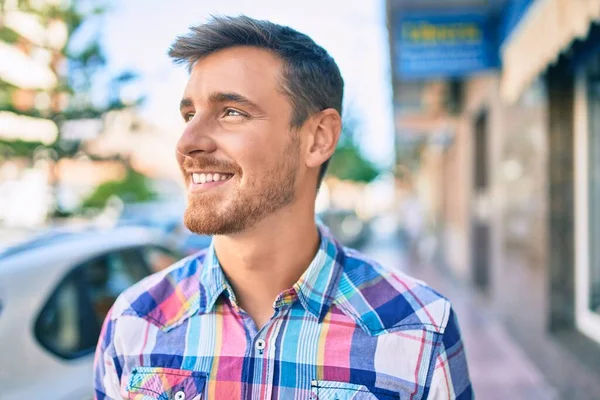 Joven Hombre Caucásico Sonriendo Feliz Caminando Ciudad —  Fotos de Stock