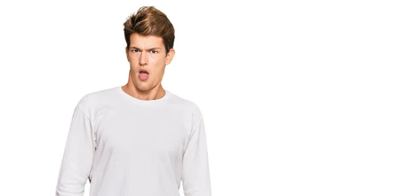 Schöner Kaukasischer Mann Lässigem Weißen Pullover Schockgesicht Sieht Skeptisch Und — Stockfoto