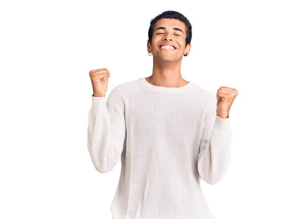 Jovem Afro Americano Vestindo Roupas Casuais Muito Feliz Animado Fazendo — Fotografia de Stock