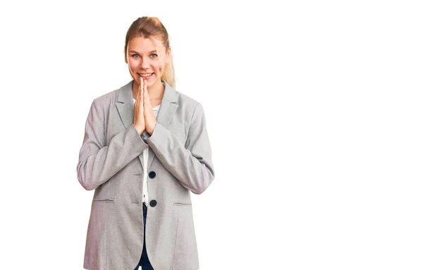 Νέα Όμορφη Ξανθιά Γυναίκα Φορώντας Κομψό Σακάκι Προσεύχεται Χέρια Μαζί — Φωτογραφία Αρχείου