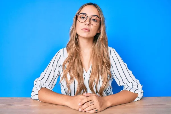 Jovem Mulher Loira Bonita Usando Óculos Sentados Mesa Com Expressão — Fotografia de Stock