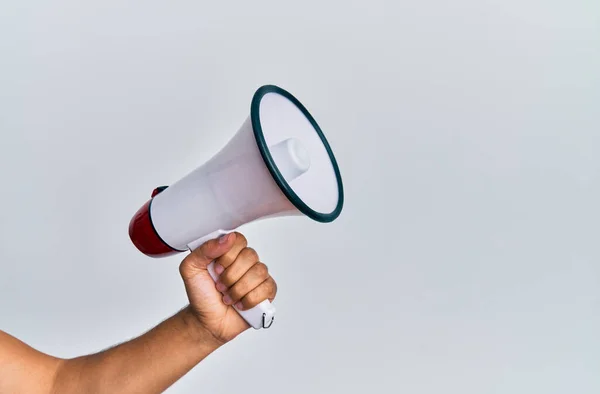 Hand Eines Hispanischen Mannes Mit Megafon Über Isoliertem Weißem Hintergrund — Stockfoto