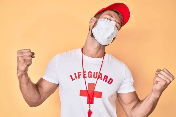 Jonge Blanke Man Draagt Badmeester Shirt Met Behulp Van Medische — Stockfoto