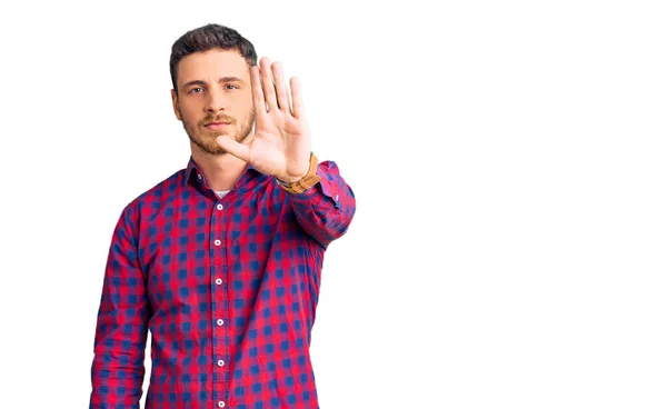 Jovem Bonito Com Urso Vestindo Camisa Casual Fazendo Parar Cantar — Fotografia de Stock