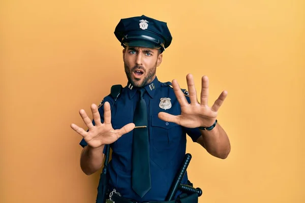 Pohledný Hispánec Policejní Uniformě Dělá Stop Gesto Dlaněmi Rozzlobený Frustrovaný — Stock fotografie