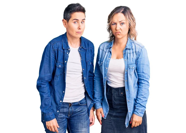 Ein Paar Frauen Legerer Kleidung Skeptisch Und Nervös Die Vor — Stockfoto