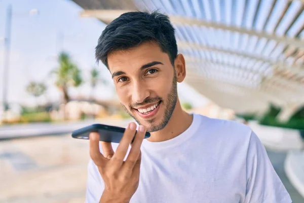Νεαρός Λατίνος Άνδρας Χαμογελώντας Χαρούμενος Στέλνοντας Φωνητικό Μήνυμα Χρησιμοποιώντας Smartphone — Φωτογραφία Αρχείου
