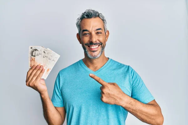 Hombre Pelo Gris Mediana Edad Sosteniendo Libras Del Reino Unido —  Fotos de Stock