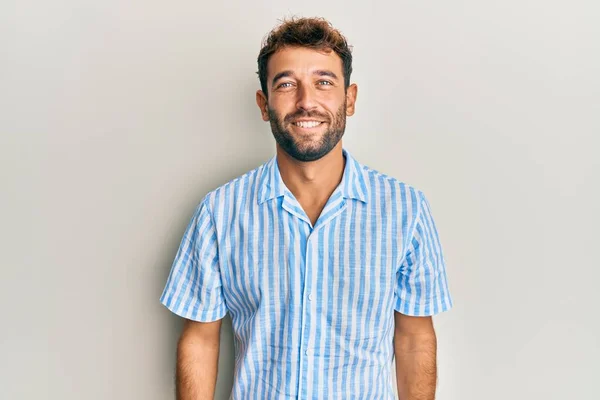 Hombre Guapo Con Barba Vistiendo Camisa Casual Con Una Sonrisa —  Fotos de Stock