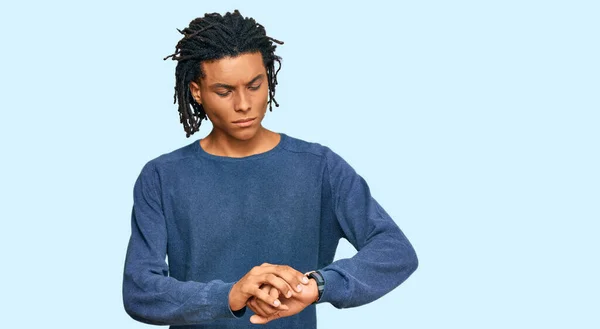 Νεαρός Αφροαμερικάνος Που Φοράει Casual Χειμωνιάτικο Πουλόβερ Ελέγχοντας Την Ώρα — Φωτογραφία Αρχείου