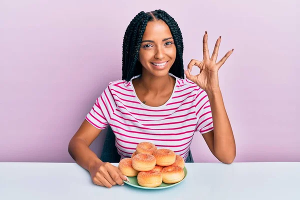 Vacker Latinamerikansk Kvinna Äter Munk Till Frukost Gör Tecken Med — Stockfoto