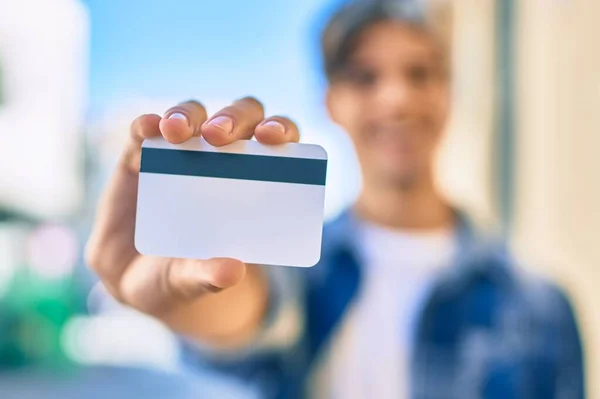 Hombre Con Tarjeta Crédito Pie Ciudad —  Fotos de Stock