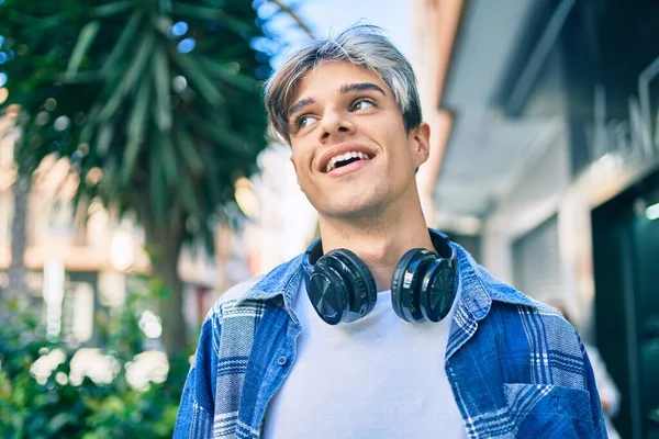 Jovem Hispânico Sorrindo Feliz Usando Fones Ouvido Andando Cidade — Fotografia de Stock